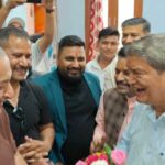 उत्तराखंड में हरीश रावत के मानने पर भी नही माने कांग्रेस नेता मयूख महर। पहले माफी मांगे करण माहरा तभी रहूँगा साथ।