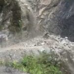 उत्तराखंड के चमोली में भारी बारिश के चलते विरही निजमुला मोटर मार्ग पर गाड़ी गांव के पास आया मलबा, यातायात बाधित।