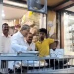 उत्तराखंड में हरिद्वार के ज्वालापुर में दिखा पूर्व मुख्यमंत्री हरीश रावत का देसी अंदाज़,खुद कढ़ाई में समोसे तले।