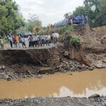 उत्तराखंड में यात्रियों की बढ़ी मुश्किलें: कोटद्वार-नजीबाबाद के बीच दो जगह पर ध्वस्त हुआ हाईवे, यातायात पूरी तरह बंद।