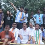 उत्तराखंड में कांग्रेस का राजभवन कूच: बैरिकेडिंग पर चढ़कर लगाए नारे, हरक सिंह में दिखा जोश, हिरासत में लिए 150 कार्यकर्ता।