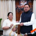 उत्तराखंड में मुख्यमंत्री राहत कोष के लिए पर्वतारोही बछेंद्री पाल ने प्रदान किया 10 लाख का चेक।