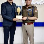 उत्तराखंड की राजधानी से एसटीएफ उत्तराखण्ड स्थानान्तरण होने पर वरिष्ठ पुलिस अधीक्षक अजय सिंह को दून पुलिस ने दी भावभीनी विदाई।