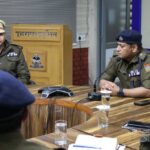 उत्तराखंड की राजधानी में अपनी पहली बैठक पर ही कडक तेवर में दिखे एसएसपी डोबाल देहरादून।