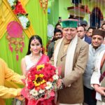 उत्तराखंड में यहां प्रोटोकॉल छोड़ सीएम धामी पहुंचे बूथ अध्यक्ष की बेटी की शादी मे दिया आशीर्वाद।