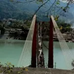 उत्तराखंड में ऋषिकेश के रामझूला पुल की मरम्मत का अंतिम चरण, दोपहिया वाहनों के लिए फिर खुलेगा रास्ता।