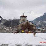 उत्तराखंड के बदरीनाथ-केदारनाथ में बर्फबारी, नैनीताल में गिरे ओले; लौटी ठंड।