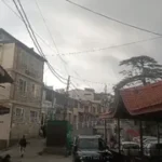 उत्तराखंड में देहरादून के चकराता में लुढ़का तापमान, मार्च के महीने में जनवरी जैसी ठंड का एहसास।