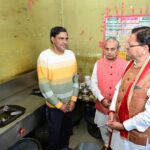 उत्तराखंड में आज मुख्यमंत्री धामी ने रेस्टोरेंट में पहुंच लिया गैस आपूर्ति का जायजा।