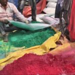 उत्तराखंड में मशीन नहीं, कपड़े से छानकर बनता है खास गुलाल, राजधानी की इस जगह होली में बन जाती है बेहद खास।