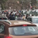 उत्तराखंड में मसूरी-देहरादून मार्ग पर 2 KM लंबा जाम, मसूरी पहुंचने में लगा 3 घंटे का समय।