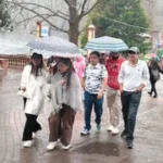 उत्तराखंड में कभी धूप तो कभी बारिश का उठा रहे लुत्फ, तीन दिन में 10 हजार से अधिक पर्यटक पहुंचे नैनीताल।