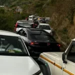 उत्तराखंड में वीकेंड पर चकराता में उमड़े पर्यटक, टाइगर फॉल मार्ग पर लगा जाम; पार्किंग बनी चुनौती।