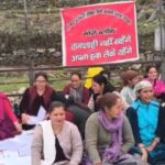 उत्तराखंड में यहाँ तीन सूत्रीय मांगों को लेकर धरने पर बैठी आंगनबाड़ी कार्यकत्री।