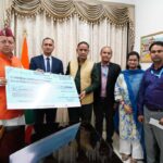 उत्तराखंड में मुख्यमंत्री धामी को केनरा बैंक ने मुख्यमंत्री राहत कोष हेतु 25 लाख रुपये का चेक किया भेंट।