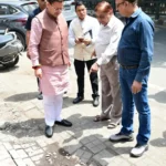 उत्तराखंड में सीएम हेल्पलाइन पर दर्ज शिकायत की पड़ताल करने खुद मौके पर पहुंचे सीएम धामी।