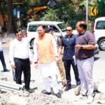 उत्तराखंड में मुख्यमंत्री धामी ने मसूरी रोड स्थित शिव मंदिर के निर्माणाधीन पुल का स्थलीय निरीक्षण किया।