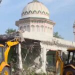 उत्तराखंड के हरिद्वार में अवैध मजार पर चला बुलडोजर, 10 बीघा सरकारी जमीन कब्जामुक्त।