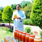 उत्तराखंड में मुख्यमंत्री धामी ने शनिवार को मुख्यमंत्री आवास परिसर में शहद निकालने की प्रक्रिया का अवलोकन किया।