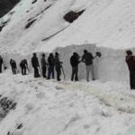 उत्तराखंड में केदारनाथ के पैदल यात्रा मार्ग पर बर्फ हटाने का काम 80% पूरा, सुरक्षा बलों की तैनाती में काम पर लगे हैं श्रमिक।