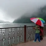 उत्तराखंड के नैनीताल में बादलों के बीच सुहावना मौसम, तापमान 27 डिग्री; कम पहुंचे सैलानी