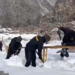 उत्तराखंड के हेमकुंड साहिब में बिछी सफेद चादर, बर्फ काटकर रास्ता बनाने में जुटी सेना।