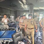 उत्तराखंड की राजधानी में एक निजी अस्पताल में आग लगने की सूचना पर पुलिस कर्मियों द्वारा तत्काल मौके पर पहुंच कर चलाया गया रेस्क्यू अभियान।