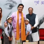 उत्तराखंड में देहरादून के लेखक गांव पहुंचे कुमार विश्वास, बोले- मोबाइल से ज्यादा किताबों को दें समय।