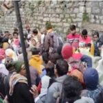 उत्तराखंड में यहाँ पैदल मार्ग पर उमड़ी भीड़, घोड़ा पड़ाव के पास करीब डेढ़ घंटे तक लगा रहा जाम।