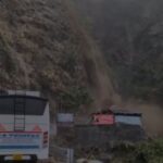 उत्तराखंड में चारधाम यात्रा पर झरना बना मुसीबत, यमुनोत्री हाईवे पर थमी चारधाम यात्रा की रफ्तार”