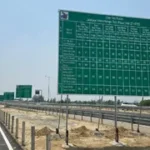 अब दिल्ली-देहरादून ग्रीनफील्ड हाईवे पर टोल टैक्स की दरें घोषित, जगह-जगह लगाए गए बोर्ड।
