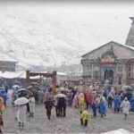 उत्तराखंड के बदरीनाथ और यमुनोत्री में बारिश, केदारनाथ में बर्फबारी के बीच भी जारी दर्शन, कड़ाके की ठंड।