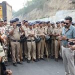 उत्तराखंड में पांवटा साहिब सीमा पर अभी भी तैनात पुलिस और अधिकारी। डीएम और एसएसपी भी ले रहे जायजा।