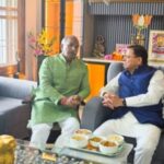 उत्तराखंड में सीएम धामी की विधायक अरविंद पांडे से गर्मजोशी भरी मुलाकात से पिघली सियासी रिश्तों पर जमी बर्फ।
