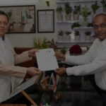 उत्तराखंड में मुख्य निर्वाचन अधिकारी ने मुख्यमंत्री धामी को गणना फॉर्म सौंपा।