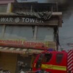 उत्तराखंड की राजधानी के पलटन बाजार में साड़ी-लहंगा शोरूम में भीषण आग। लाखों का सामान राख।
