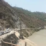 उत्तराखंड में चारधाम यात्रा की रफ्तार थमी, ऋषिकेश-बदरीनाथ हाईवे पर लगा लंबा जाम।