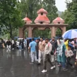 उत्तराखंड में होटल और पार्किंग पैक, नैनीताल में पर्यटन सीजन चरम पर, मूसलाधार बारिश से मिली राहत।