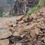 उत्तराखंड के पिथौरागढ़ में बारिश से तवाघाट हाईवे बंद, चीन सीमा से संपर्क टूटा; अन्य सड़कें भी बदहाल।