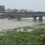 उत्तराखंड में रुड़की के जौरासी गांव में सोलानी नदी ने बदला रुख, भरभराकर गिरे दो मकान।