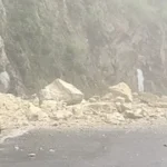 उत्तराखंड के भवाली-नैनीताल रोड पर पाइंस क्षेत्र में चट्टान से गिरे बोल्डर, बाल-बाल बचे वाहन सवार।