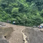 उत्तराखंड के टिहरी में दिल्ली-यमुनोत्री राष्ट्रीय राजमार्ग पर आया भारी मलबा, 10 घंटे तक यातायात रहा बाधित।