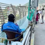 उत्तराखंड के ऋषिकेश में बजरंग सेतु के ‘ग्लास वॉकवे’ की सुरक्षा बढ़ी, 24 घंटे गार्ड तैनात।
