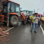 उत्तराखंड में धारणादार के पास भूस्खलन से चकराता-त्यूणी मोटर मार्ग 707ए बाधित, दोनों ओर कई वाहन फंसे, दो लोग घायल।