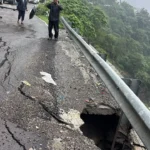 उत्तराखंड में देहरादून-मसूरी रोड बंद, दरारें आने के बाद वाहनों की आवाजाही पर लगाई गई रोक।
