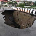 उत्तराखंड की राजधानी में 16 करोड़ की लागत से बना नंदा की चौकी का पुल पहली ही बड़ी बारिश में धंसा, पुल की गुणवत्ता पर सवाल।