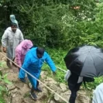 उत्तराखंड में यमुनोत्री हाईवे पर भारी भूस्खलन: स्यानाचट्टी के पास फंसे 100 श्रद्धालु, SDRF ने रस्सी के सहारे कराया आर-पार।