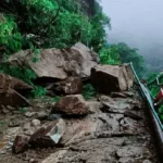 उत्तराखंड की जंगलचट्टी क्षेत्र में केदारनाथ पैदल मार्ग पर गिरे बोल्डर, यात्रा पर लगी अस्थायी रोक।