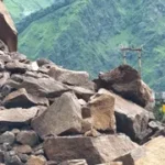 उत्तराखंड के पिथौरागढ़ में जोरदार बारिश, तवा घाट के पास दरका पहाड़; अलग-थलग हुए कई गांव।