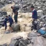उत्तराखंड के उत्तरकाशी में बिना बारिश धंस रहे पहाड़, गंगोत्री-यमुनोत्री हाईवे पर दरारें, जान जोखिम में डालकर स्कूल जा रहे बच्चे।